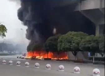 危险！无人机失控，撞向构筑物燃起熊熊大火