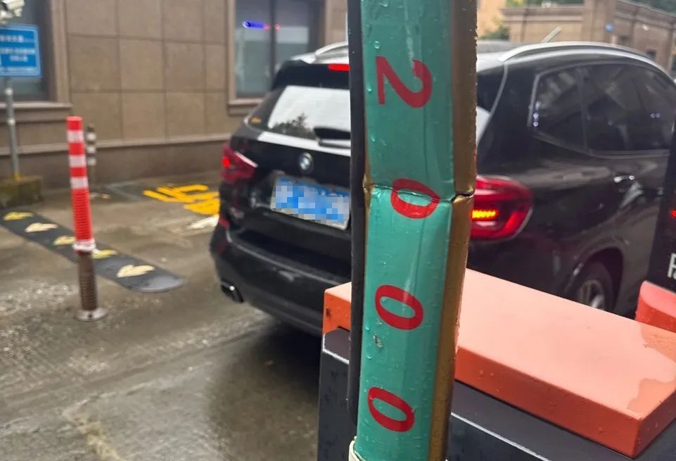 海宁一男子驾车跟道闸杠上了…酒真不能多喝! 海宁一男子驾车跟道闸杠上了…酒真不能多喝!