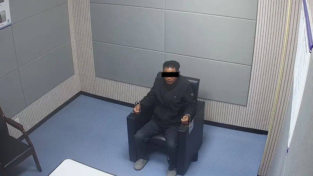 海宁一男子驾车跟道闸杠上了…酒真不能多喝! 海宁一男子驾车跟道闸杠上了…酒真不能多喝!