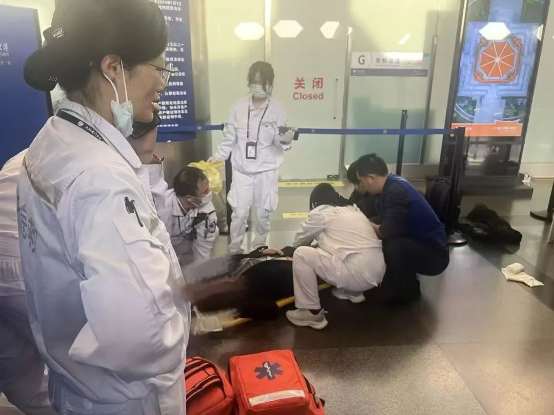 事发厦门机场航站楼内，男子突发心脏骤停！命悬一线！现场……