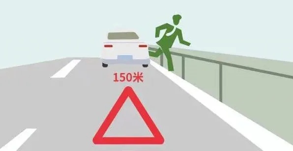 高速公路事故后不及时撤离，结果被撞碎一地……