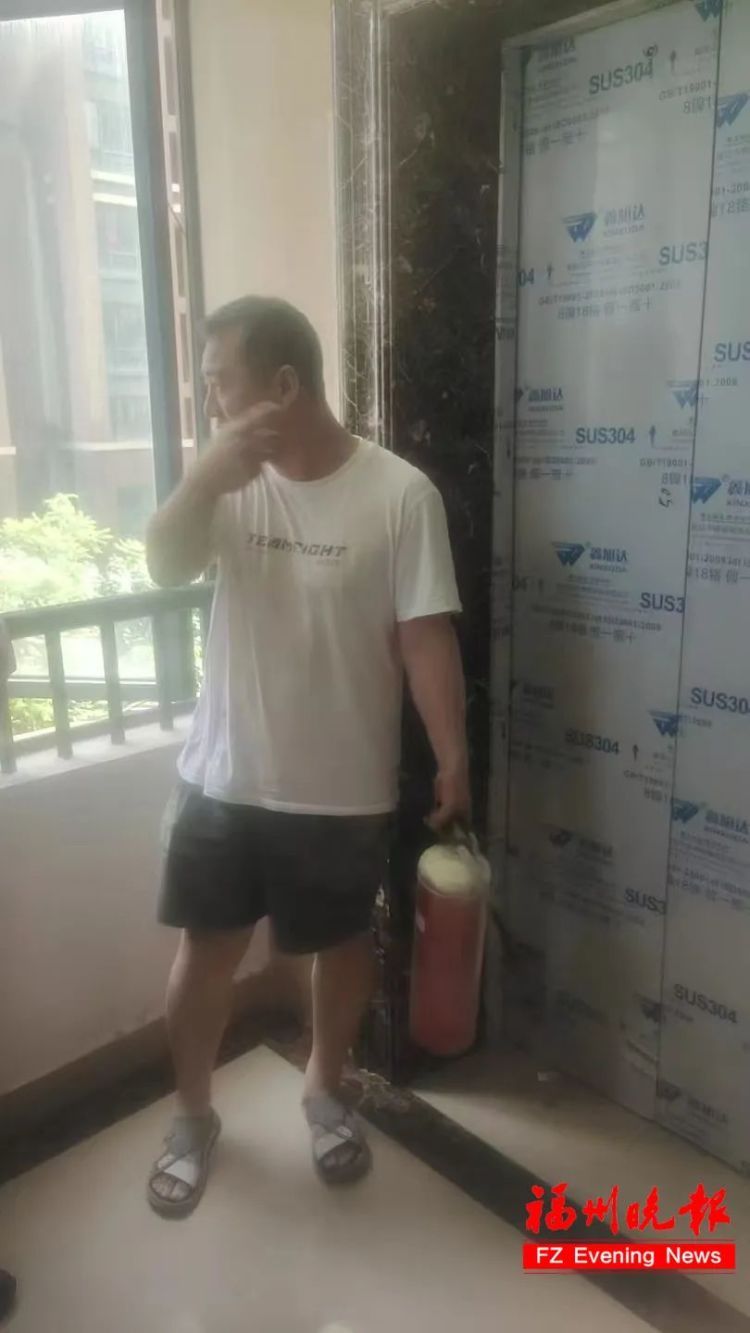 “可能会爆炸!”福州一公交司机,提着灭火器冲进邻居家…… “可能会爆炸!”福州一公交司机,提着灭火器冲进邻居家……