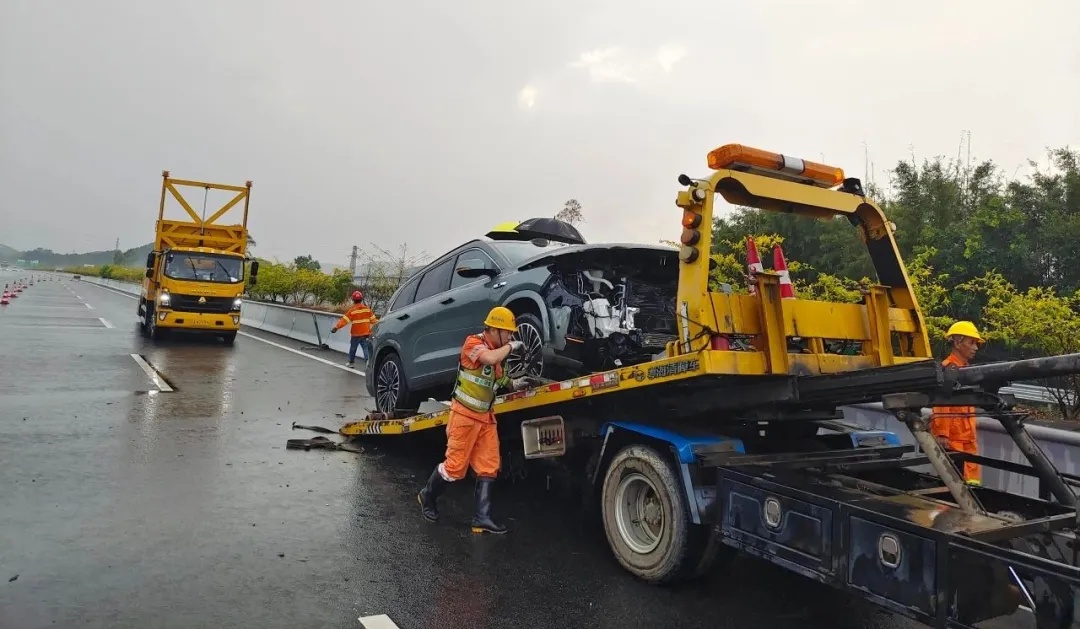 高速公路事故后不及时撤离，结果被撞碎一地……