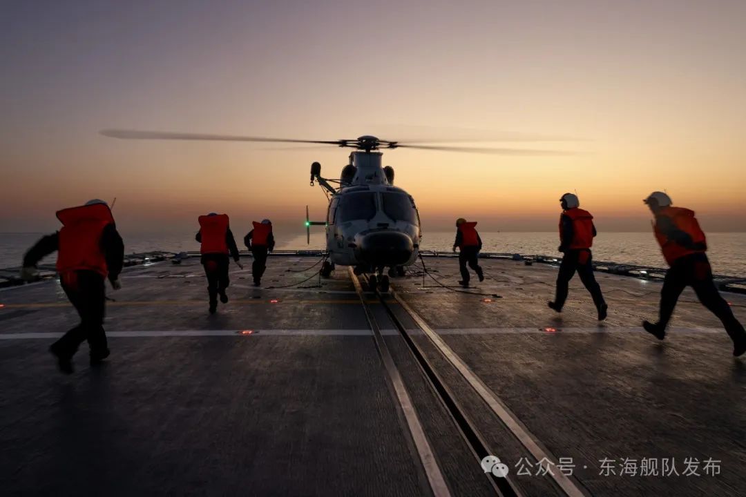 中国海军起航赴亚丁湾