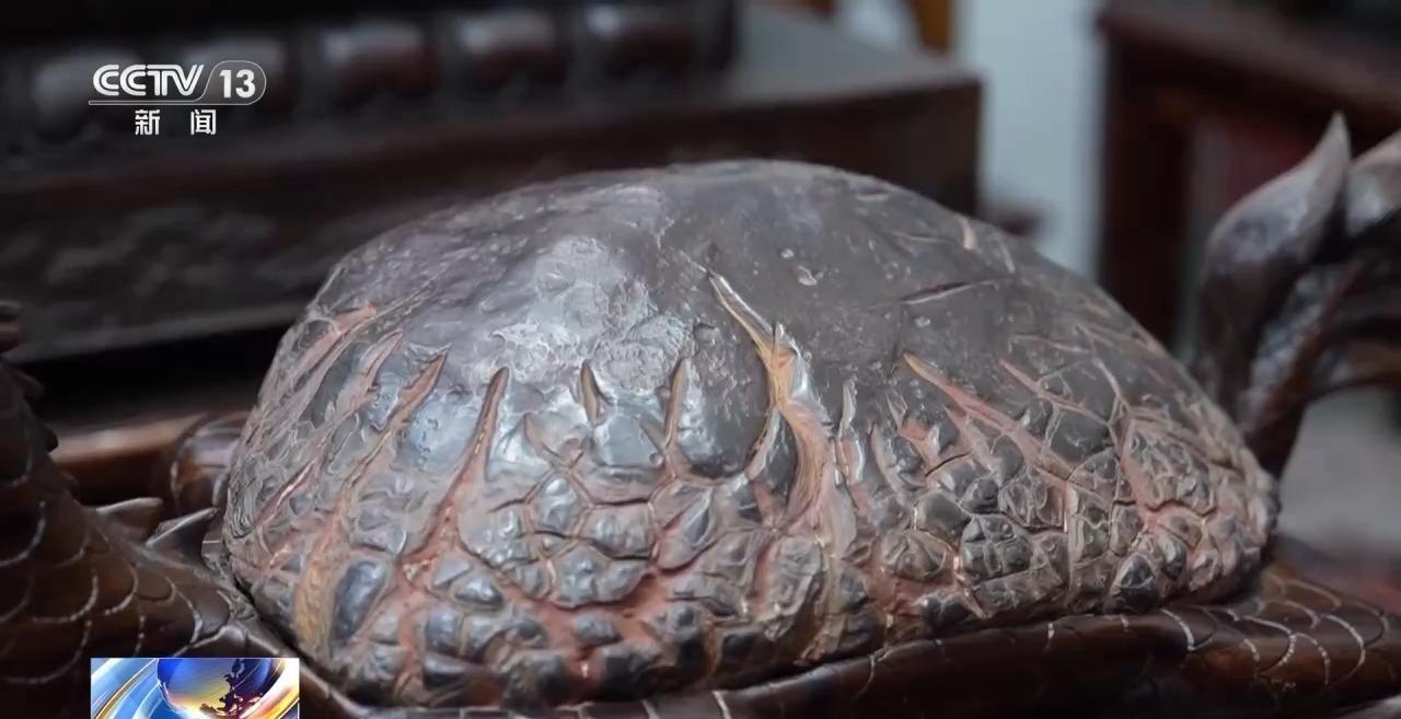 真伪难辨价格眼花缭乱 还有人称“能治病” 陨石市场调查→