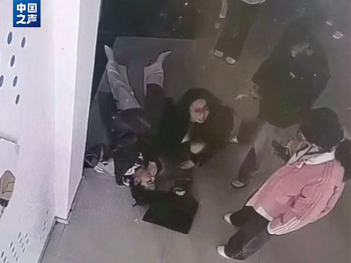 老师心脏骤停，学生施救！刘怡菲，你真棒！