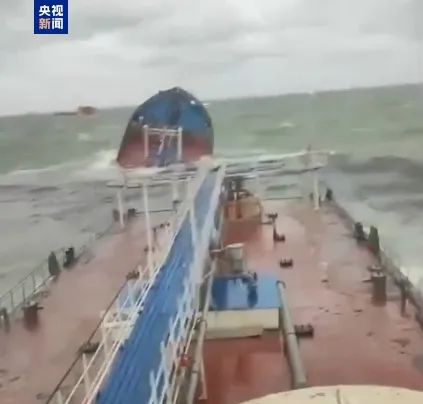 突发：俄罗斯两艘船只倾覆