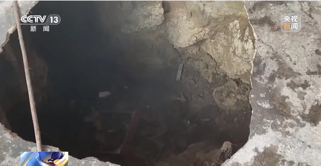 “开门地面就落下去了,腿都吓抖了”!这地一年发生30多处塌陷,有人家里现大坑! “开门地面就落下去了,腿都吓抖了”!这地一年发生30多处塌陷,有人家里现大坑!