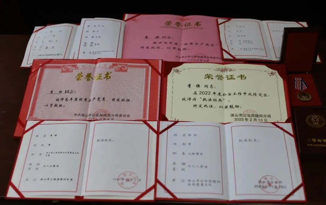 伤疤见证他的从警生涯!从辅警到缉毒警的12年,他“一路开挂”...... 伤疤见证他的从警生涯!从辅警到缉毒警的12年,他“一路开挂”......