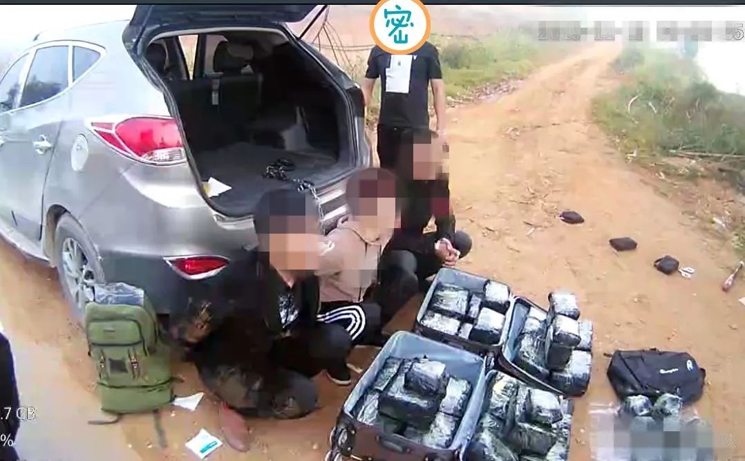 伤疤见证他的从警生涯!从辅警到缉毒警的12年,他“一路开挂”...... 伤疤见证他的从警生涯!从辅警到缉毒警的12年,他“一路开挂”......