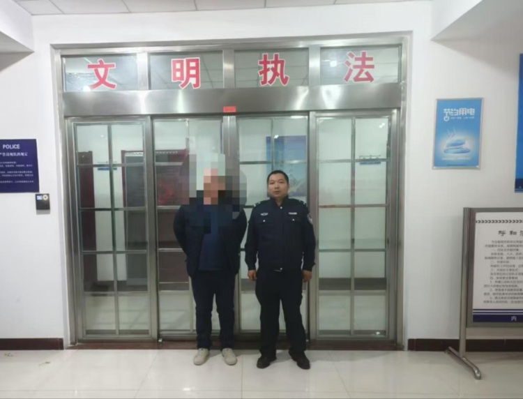 呼和浩特:洗浴中心内发生冲突,男子重拳殴打对方面部…… 呼和浩特:洗浴中心内发生冲突,男子重拳殴打对方面部……