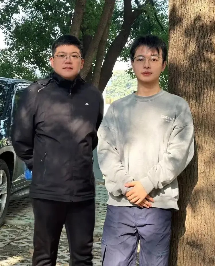 包帅的!男大学生骑电动车带警察狂飙?嫌犯跑了300米结果…… 包帅的!男大学生骑电动车带警察狂飙?嫌犯跑了300米结果……