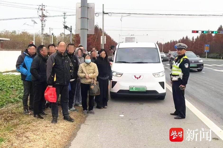 嚯！6人的车里塞进17个人