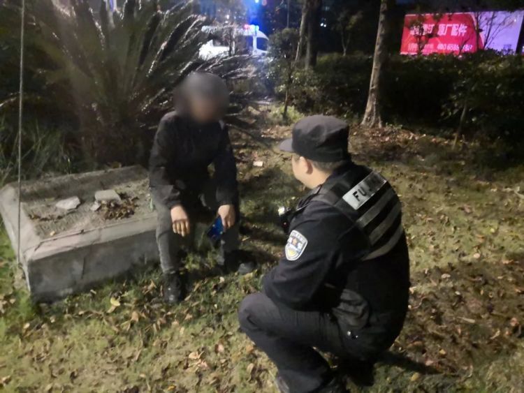 深夜,浙江一男子情绪崩溃:“谁都不要我了……” 深夜,浙江一男子情绪崩溃:“谁都不要我了……”