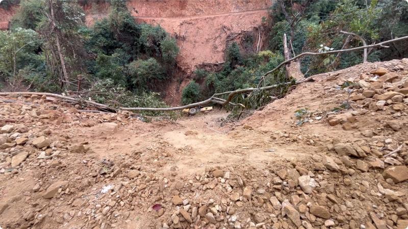 江西安远：车辆坠下20余米山崖 多方力量联合救援