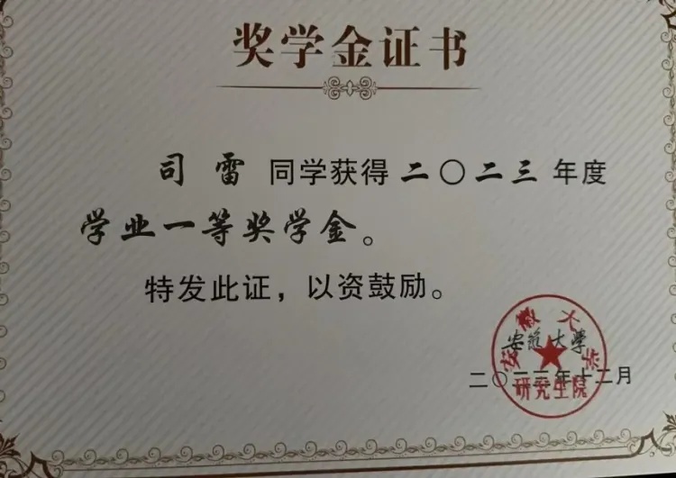 包帅的!男大学生骑电动车带警察狂飙?嫌犯跑了300米结果…… 包帅的!男大学生骑电动车带警察狂飙?嫌犯跑了300米结果……