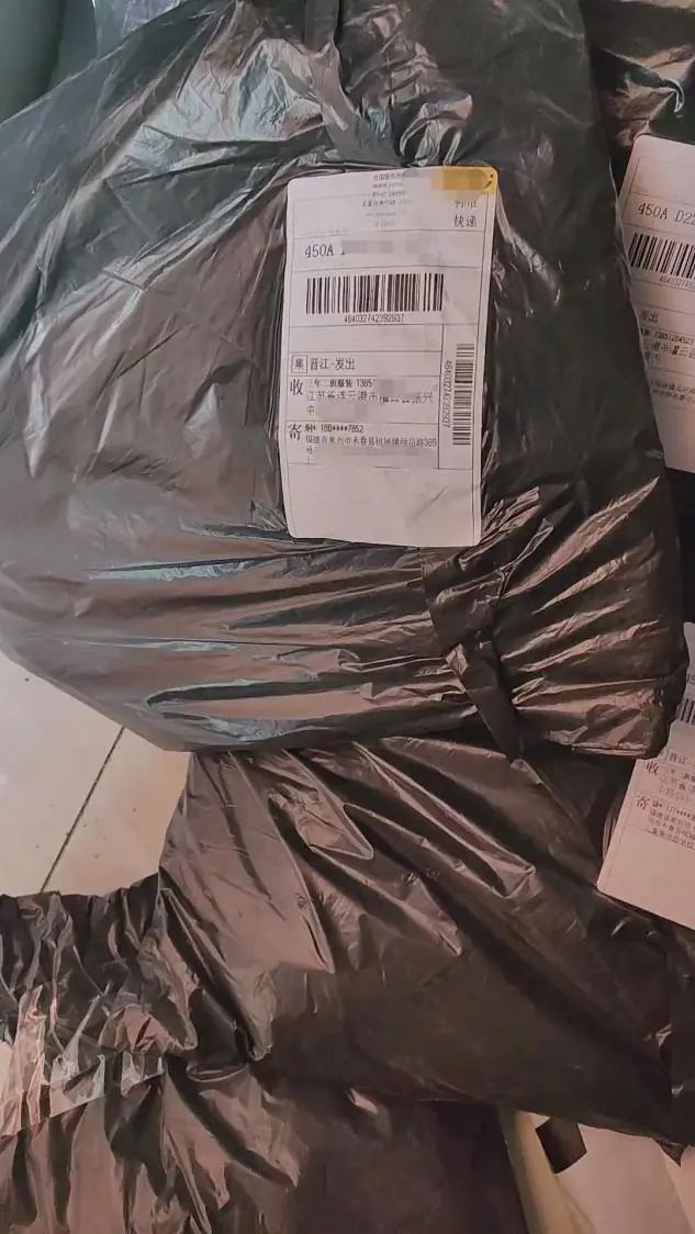 “退回来的衣服领口起球了”，高校学生网购演出服后集体退货退款？学校回应