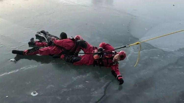 一趴二拍三“滚”！掉进冰窟窿记住这个能救命