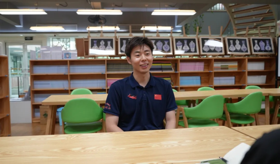 游泳教练跳海救人，海里艰难拖行10分钟终托举上岸！