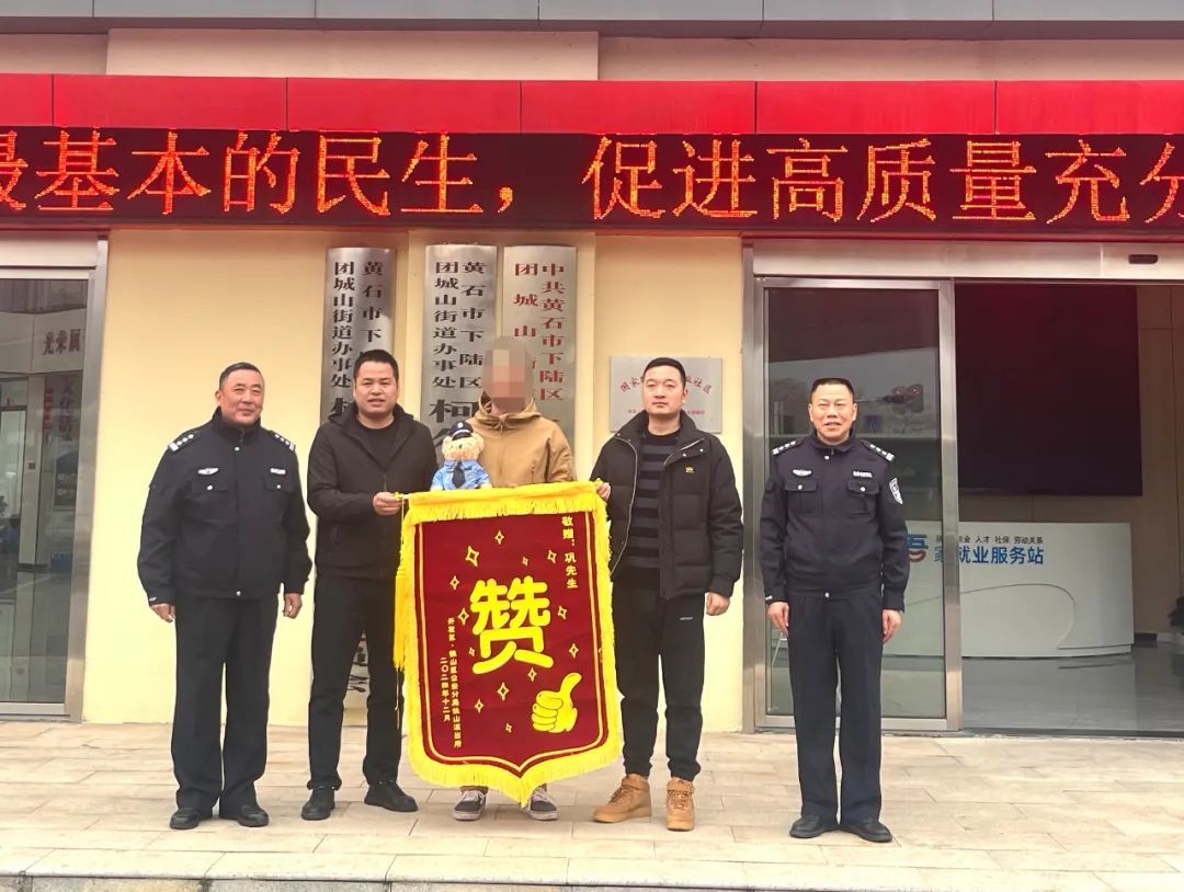 "乘客"不是人?网约车司机成功拦截10万元现金! "乘客"不是人?网约车司机成功拦截10万元现金!