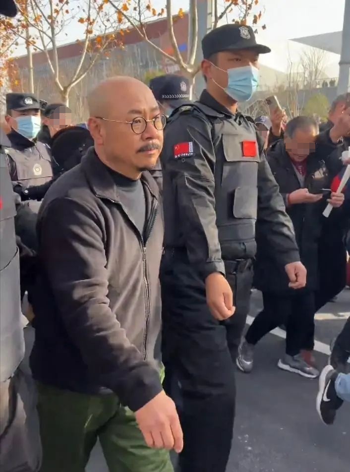 刀郎合肥演唱会，模仿者现身引发大量聚集！经纪公司紧急发声
