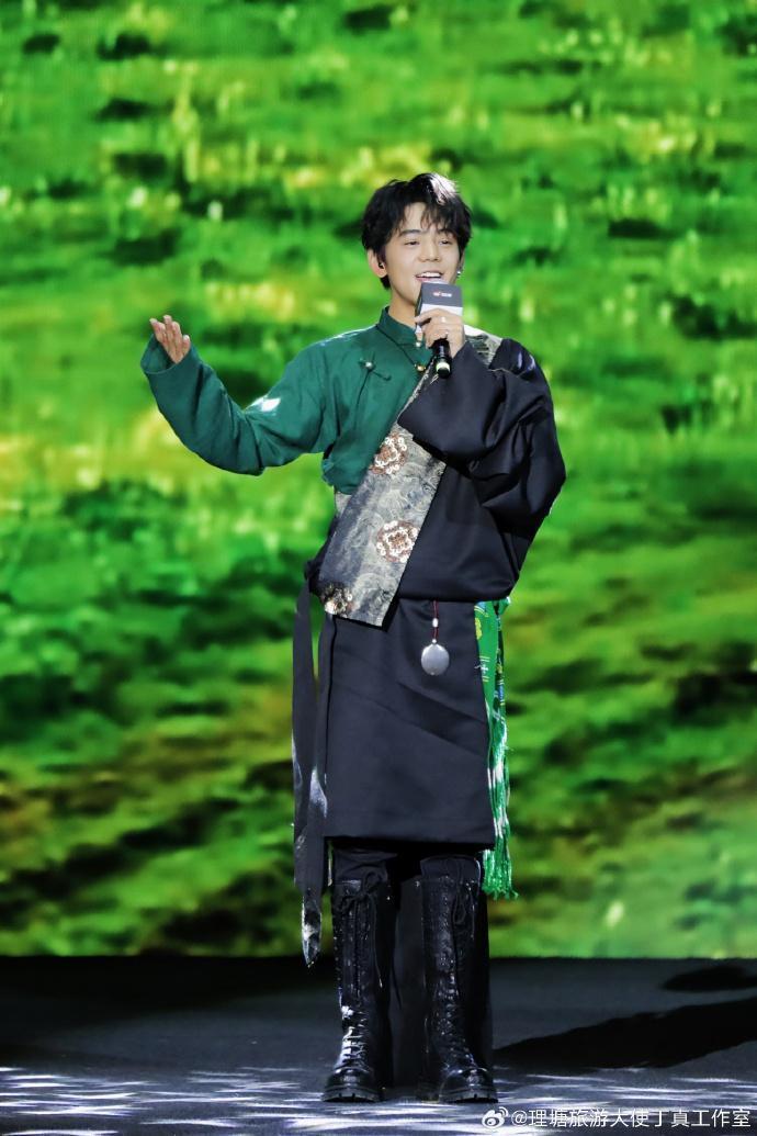 丁真参加晚会坐观众席致拥挤围观，工作室发文致歉