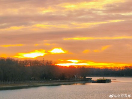 晨光破晓，北京朝霞美如画