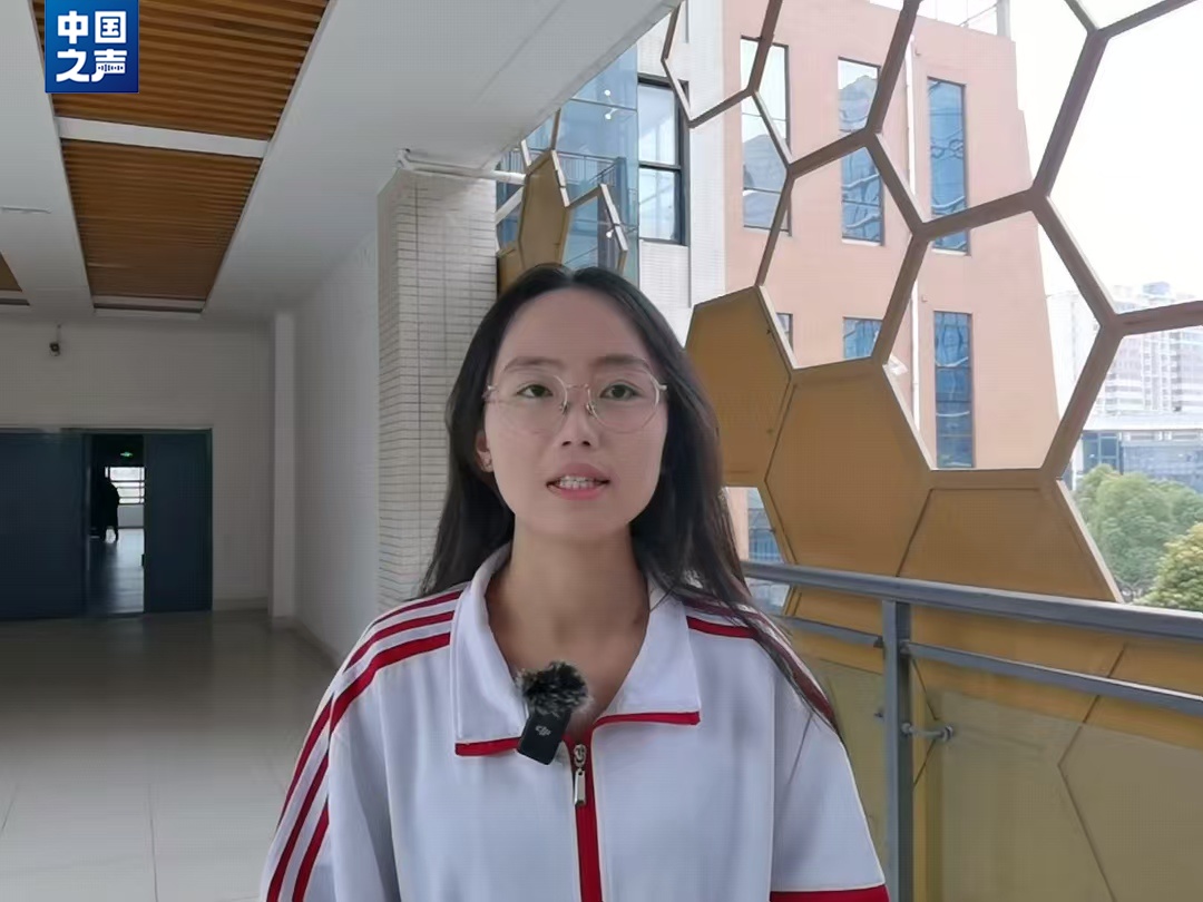 老师心脏骤停，学生施救！刘怡菲，你真棒！