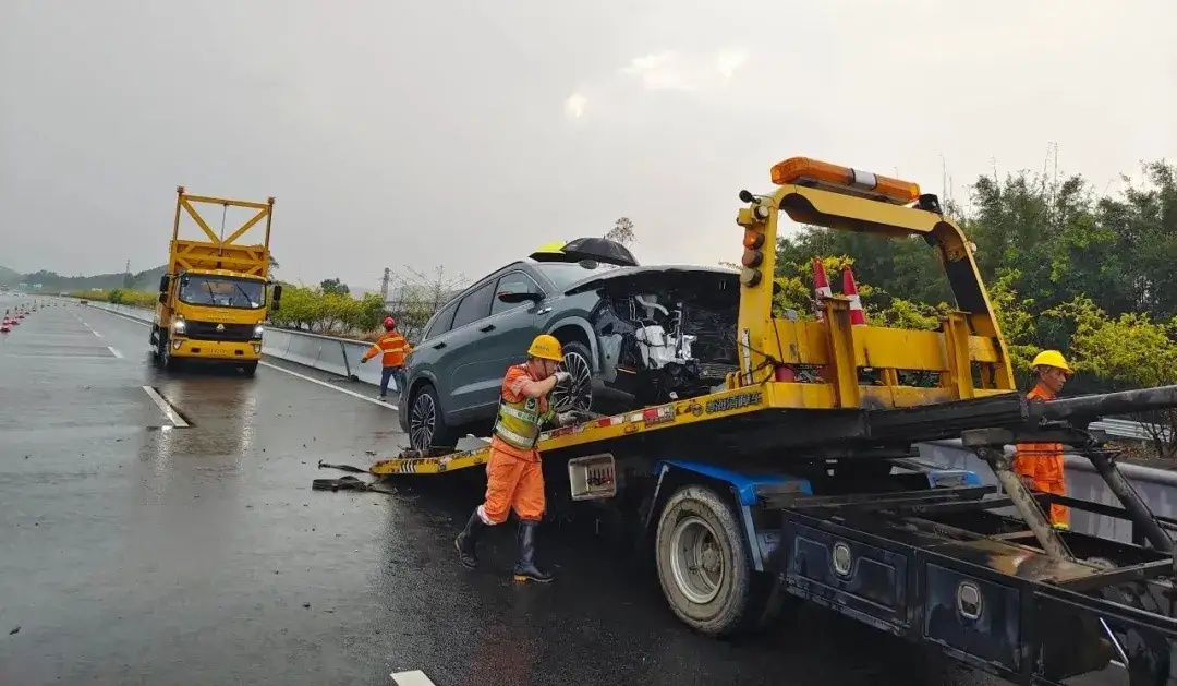高速公路事故后不及时撤离，结果被撞碎一地…