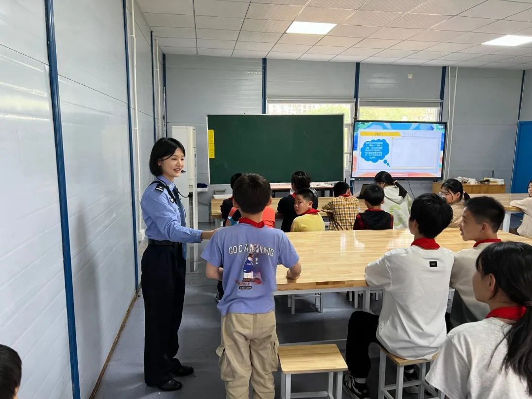 人民日报点赞!长沙这名女民警! 人民日报点赞!长沙这名女民警!