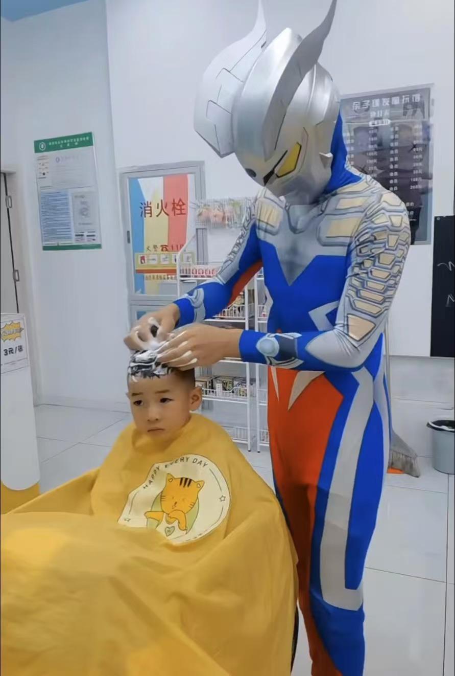 有动画片棒棒糖托尼老师还是奥特曼,湘潭一小孩哥理发店走红!网友:23岁宝宝能剪吗 有动画片棒棒糖托尼老师还是奥特曼,湘潭一小孩哥理发店走红!网友:23岁宝宝能剪吗