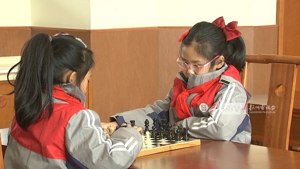 杭州8岁小孩姐拿下世界冠军！妈妈：奖杯不陈列出来，因为…