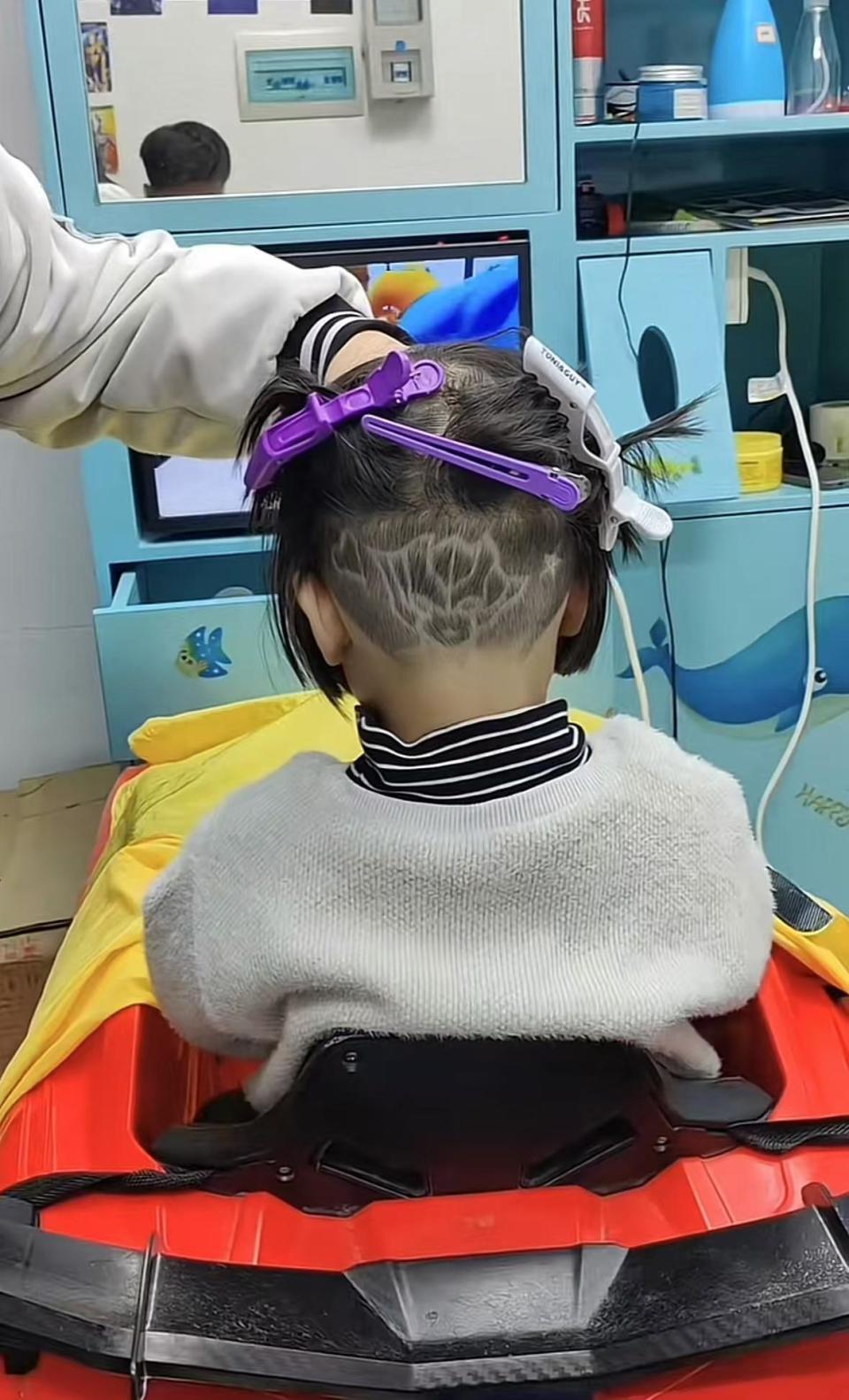 有动画片棒棒糖托尼老师还是奥特曼,湘潭一小孩哥理发店走红!网友:23岁宝宝能剪吗 有动画片棒棒糖托尼老师还是奥特曼,湘潭一小孩哥理发店走红!网友:23岁宝宝能剪吗