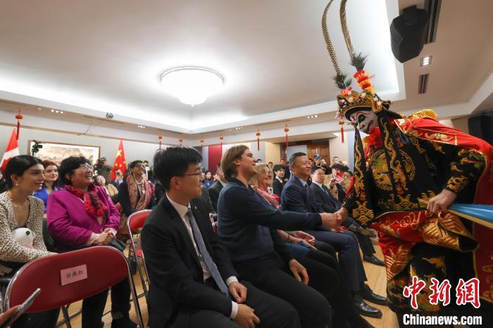 中国驻多伦多总领馆举办开放日庆祝建馆40周年 中国驻多伦多总领馆举办开放日庆祝建馆40周年