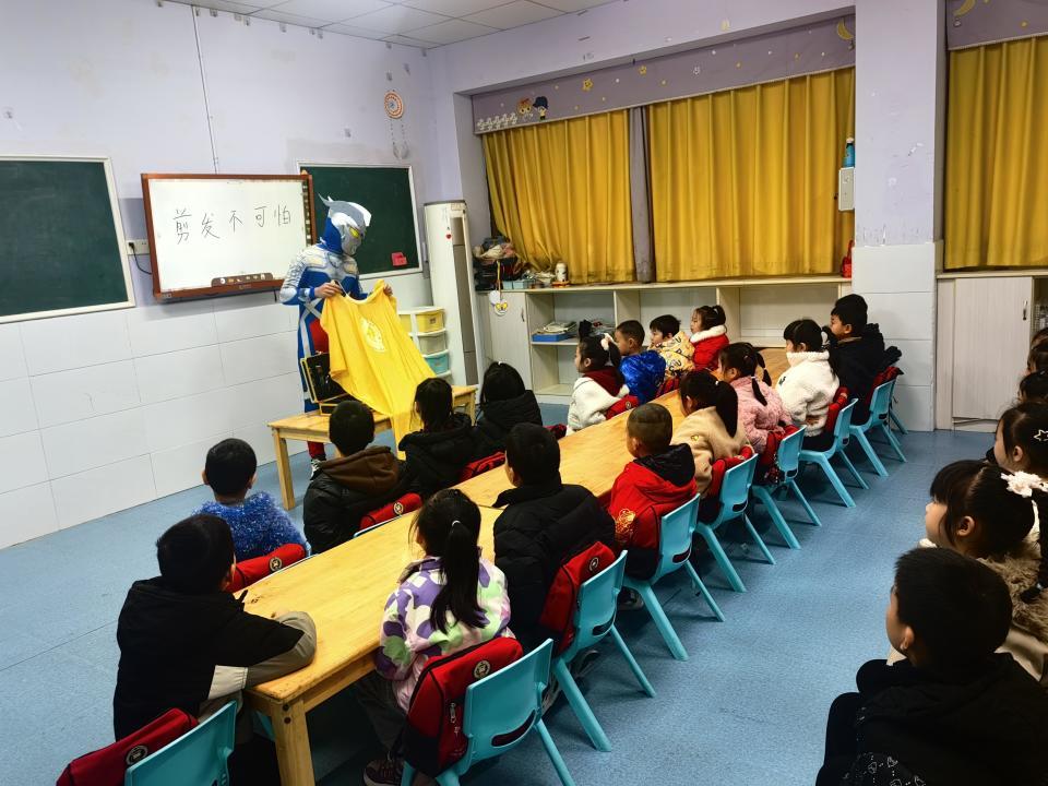 有动画片棒棒糖托尼老师还是奥特曼,湘潭一小孩哥理发店走红!网友:23岁宝宝能剪吗 有动画片棒棒糖托尼老师还是奥特曼,湘潭一小孩哥理发店走红!网友:23岁宝宝能剪吗