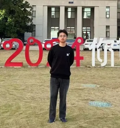 包帅的!男大学生骑电动车带警察狂飙?嫌犯跑了300米结果…… 包帅的!男大学生骑电动车带警察狂飙?嫌犯跑了300米结果……