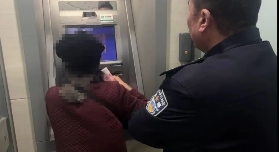 "乘客"不是人?网约车司机成功拦截10万元现金! "乘客"不是人?网约车司机成功拦截10万元现金!