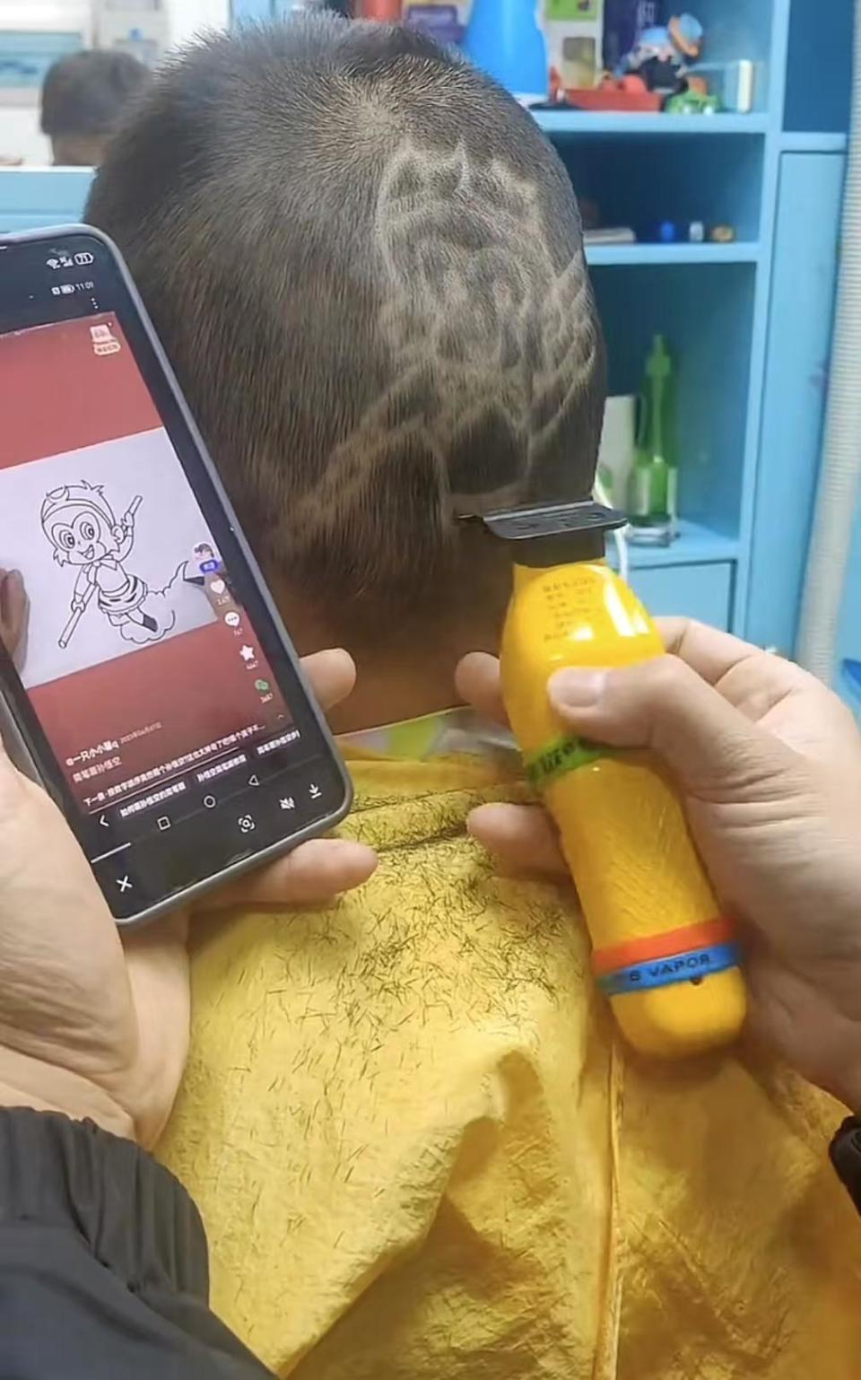 有动画片棒棒糖托尼老师还是奥特曼,湘潭一小孩哥理发店走红!网友:23岁宝宝能剪吗 有动画片棒棒糖托尼老师还是奥特曼,湘潭一小孩哥理发店走红!网友:23岁宝宝能剪吗