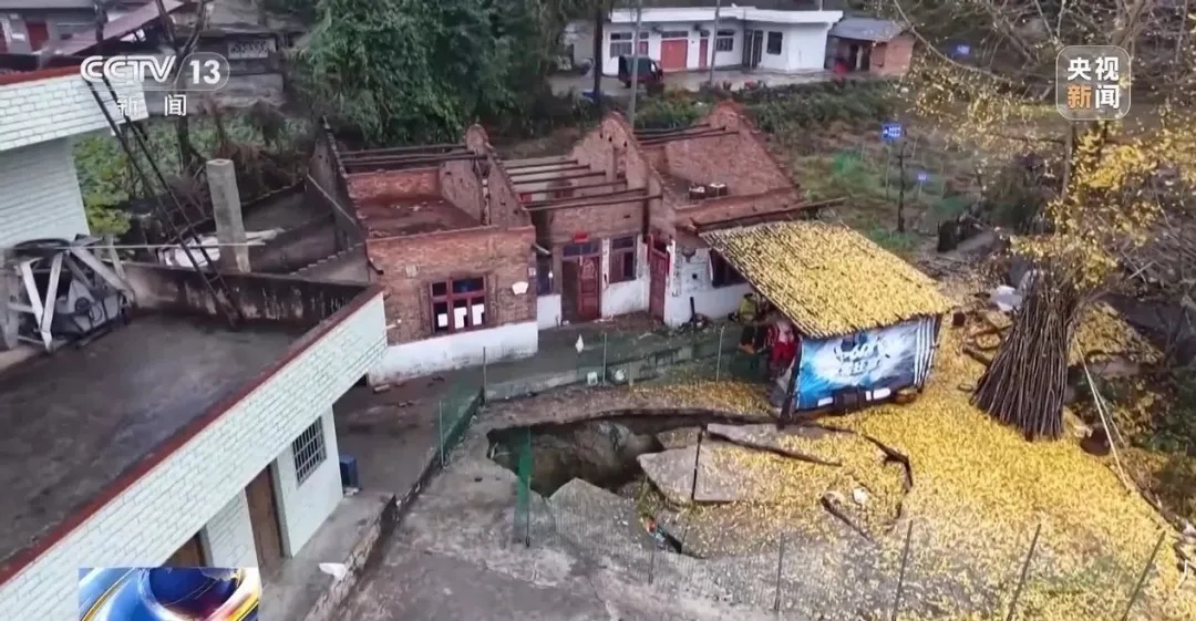“开门地面就落下去了,腿都吓抖了”!这地一年发生30多处塌陷,有人家里现大坑! “开门地面就落下去了,腿都吓抖了”!这地一年发生30多处塌陷,有人家里现大坑!