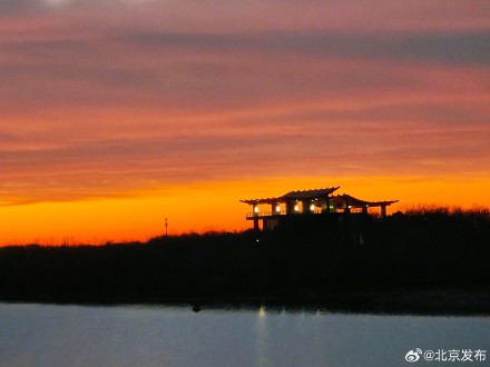 晨光破晓，北京朝霞美如画