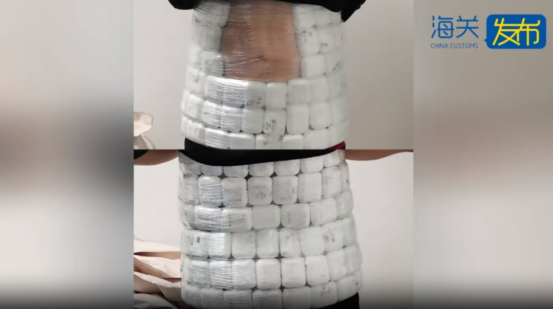 男子掀起衣服露出了马赛克腹肌！评论区笑翻