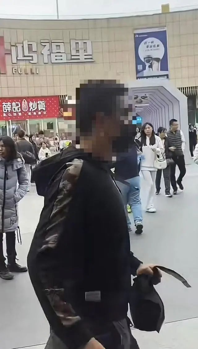 小伙见女生被偷拍上前阻止遭殴打,仍在医院接受治疗 小伙见女生被偷拍上前阻止遭殴打,仍在医院接受治疗