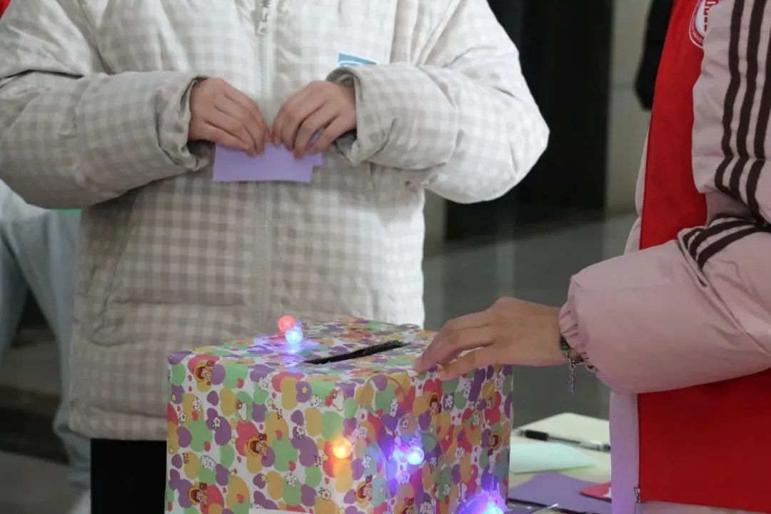 大学生深夜走出图书馆被“围堵”,网友:“我是真的会哭” 大学生深夜走出图书馆被“围堵”,网友:“我是真的会哭”