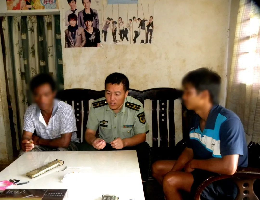 “每天每刻都想你” 烈士父亲千里赴祭 墓前哭成泪人 “每天每刻都想你” 烈士父亲千里赴祭 墓前哭成泪人