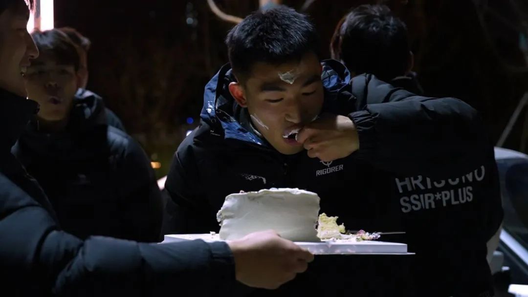 大学生深夜走出图书馆被“围堵”,网友:“我是真的会哭” 大学生深夜走出图书馆被“围堵”,网友:“我是真的会哭”