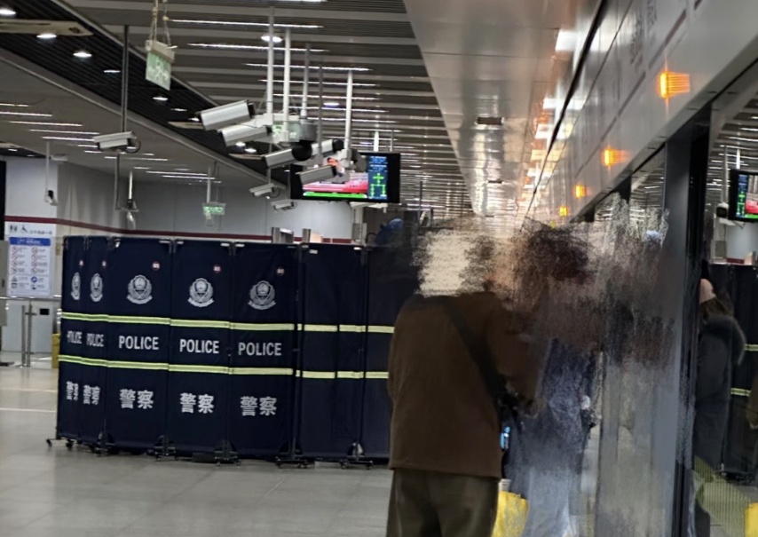 早高峰,上海一地铁站有人突然晕倒,命悬一线!工作人员紧急施救 早高峰,上海一地铁站有人突然晕倒,命悬一线!工作人员紧急施救