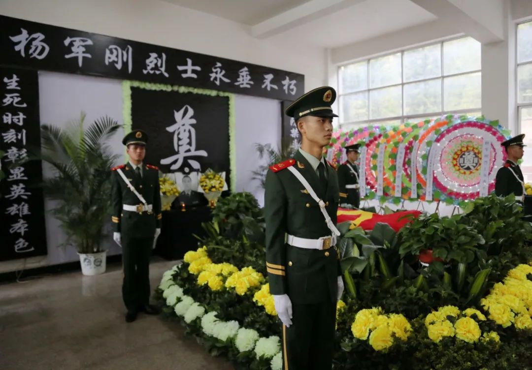 “每天每刻都想你” 烈士父亲千里赴祭 墓前哭成泪人 “每天每刻都想你” 烈士父亲千里赴祭 墓前哭成泪人