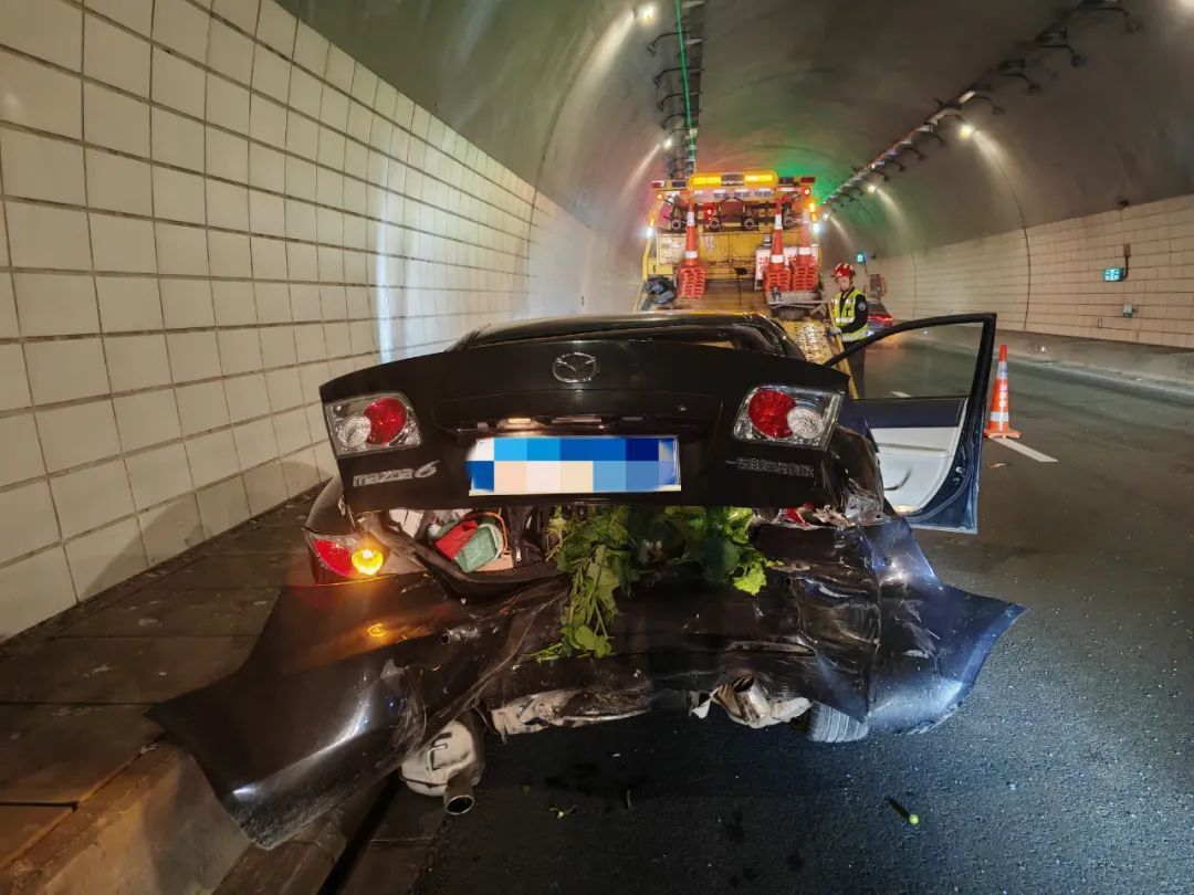 不靠边、不报警、没警示,遭二次事故撞飞! 不靠边、不报警、没警示,遭二次事故撞飞!