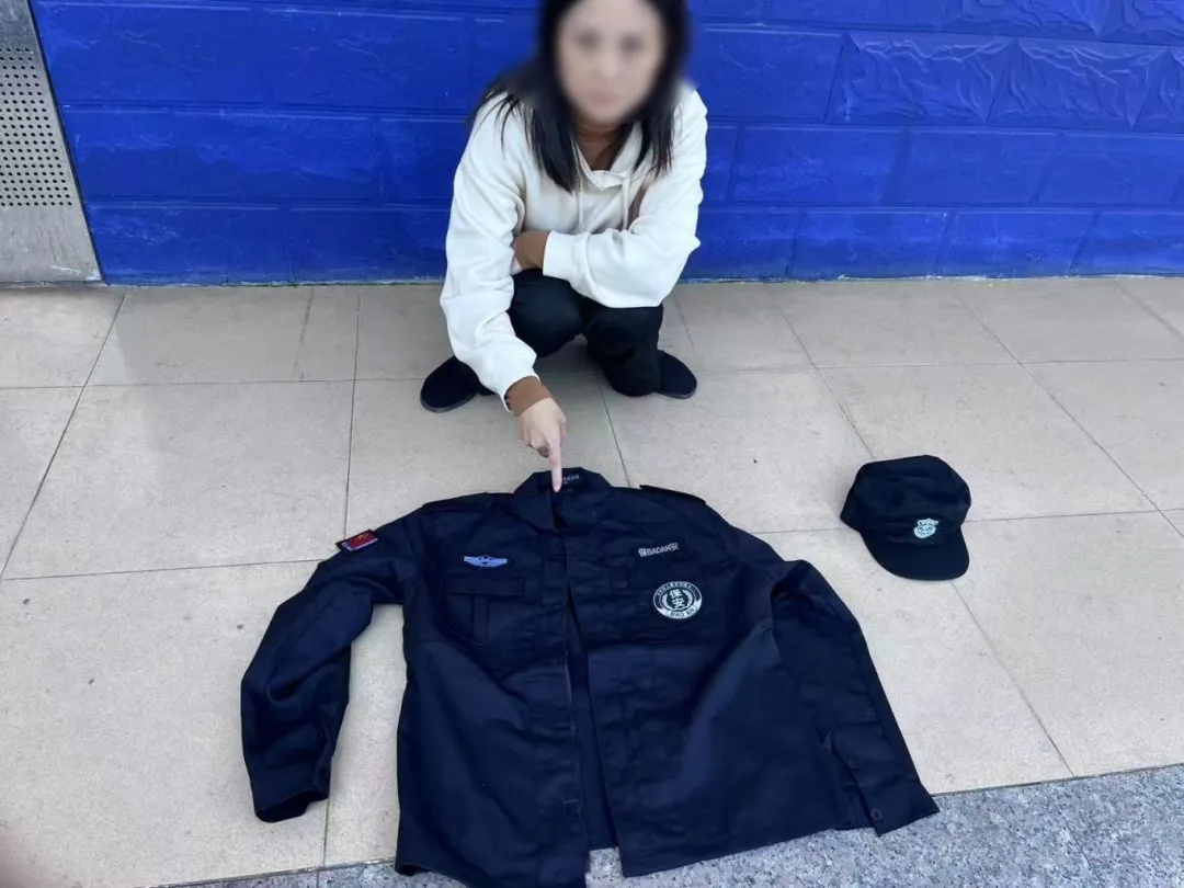 女子花2000元看演唱会，黄牛给了件保安服