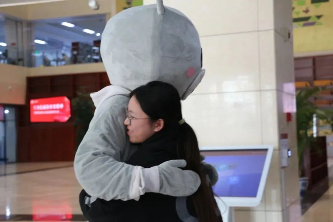 大学生深夜走出图书馆被“围堵”,网友:“我是真的会哭” 大学生深夜走出图书馆被“围堵”,网友:“我是真的会哭”